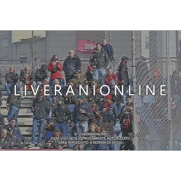 7-12-2025. Cagliari calcio-A.S. Roma, 14° giornta serie A 2025/2026, campionato calcio Italia, stadio Unipol Domus Cagliari. Foto Salvatore Moi/Agenzia Aldo Liverani s.as. Nella foto: Tifosi Roma in trasferta, nel settore ospiti dello stadio Unipol Domus ©MOI Salvatore - AGENZIA ALDO LIVERANI SAS