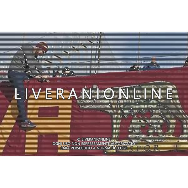 7-12-2025. Cagliari calcio-A.S. Roma, 14° giornta serie A 2025/2026, campionato calcio Italia, stadio Unipol Domus Cagliari. Foto Salvatore Moi/Agenzia Aldo Liverani s.as. Nella foto: Tifosi Roma in trasferta, nel settore ospiti dello stadio Unipol Domus ©MOI Salvatore - AGENZIA ALDO LIVERANI SAS