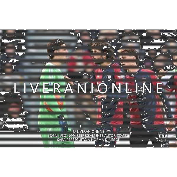 7-12-2025. Cagliari calcio-A.S. Roma, 14° giornta serie A 2025/2026, campionato calcio Italia, stadio Unipol Domus Cagliari. Foto Salvatore Moi/Agenzia Aldo Liverani s.as. Nella foto: Mile Svilar Roma, Sebastiano Luperto Cagliari, Sebastiano Esposito Cagliari ©MOI Salvatore - AGENZIA ALDO LIVERANI SAS