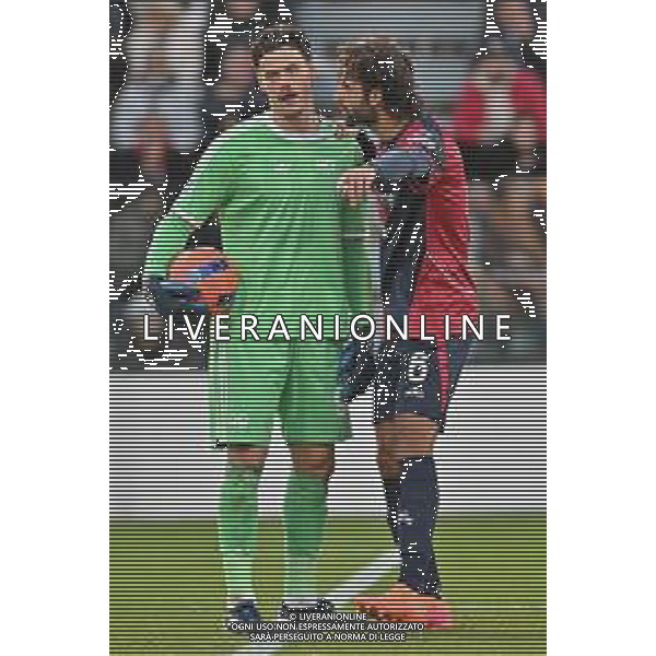7-12-2025. Cagliari calcio-A.S. Roma, 14° giornta serie A 2025/2026, campionato calcio Italia, stadio Unipol Domus Cagliari. Foto Salvatore Moi/Agenzia Aldo Liverani s.as. Nella foto: Mile Svilar Roma, Sebastiano Luperto Cagliari ©MOI Salvatore - AGENZIA ALDO LIVERANI SAS