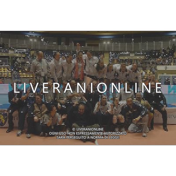 TORINO 03/03/2006 FINAEI DI COPPA CEV FEMMINILE SCAVOLINI PESARO-BIG MAT KERAKO CHIERI NELLA FOTO LA SQUADRA DELLA SCAVOLINI VINCITRICE CON IL TROFEO PH GIGI ARCAINI/AG.ALDO LIVERANI