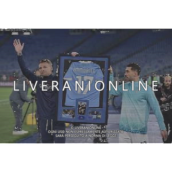 Lazio vs Bologna Campionato Serie A Enilive - 14 Giornata Stadio Olimpico - Roma 07-12-2025 nella foto mattia Zaccagni consegna la maglia n. 17 a ciro Immobile Foto Federico Gaetano - ag Aldo liverani- AGENZIA ALDO LIVERANI SAS