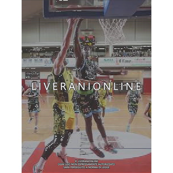 IMOLA 07 12 2025 VIRTUS IMOLATEMA SINERGIE FAENZA SERIE B1 NELLA FOTO MBUHAMMED FALILOU MABACKE STOPPA IVAN KUCA VIRTUS IMOLA ©SANNA - AGENZIA ALDO LIVERANI SAS