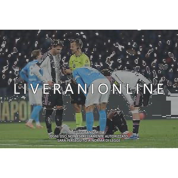TVPM Napoli, Juventus Nella Foto: Manuel Locatelli, arbitro La Penna, Weston McKennie Foto Mosca, Ag.Liverani -TVPM Napoli - Juventus Campionato Calcio Serie A 07.12.2025