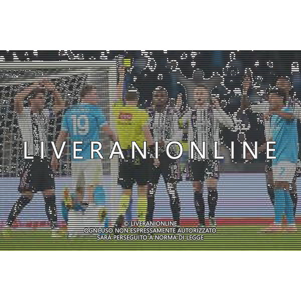 TVPM Napoli, Juventus Nella Foto: La Penna ammonisce Pierre Kalulu Foto Mosca, Ag.Liverani -TVPM Napoli - Juventus Campionato Calcio Serie A 07.12.2025