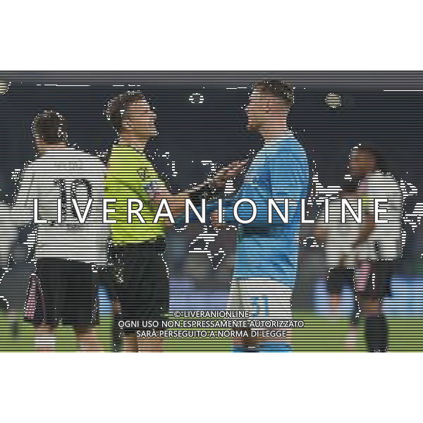 TVPM Napoli, Juventus Nella Foto: arbitro La Penna, Sam Beukema Foto Mosca, Ag.Liverani -TVPM Napoli - Juventus Campionato Calcio Serie A 07.12.2025
