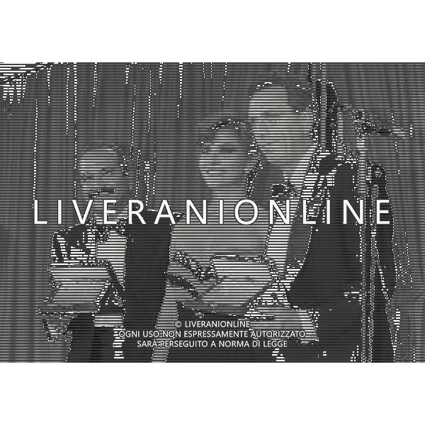 NEG-1987 CAMPIONE D\'ITALIA PREMIAZIONE MASCHERE D\'ARGENTO NELLA FOTO MICHELE MIRAVELLA CON IVANA MONTI E TONI GARRANI AG ALDO LIVERANI SAS