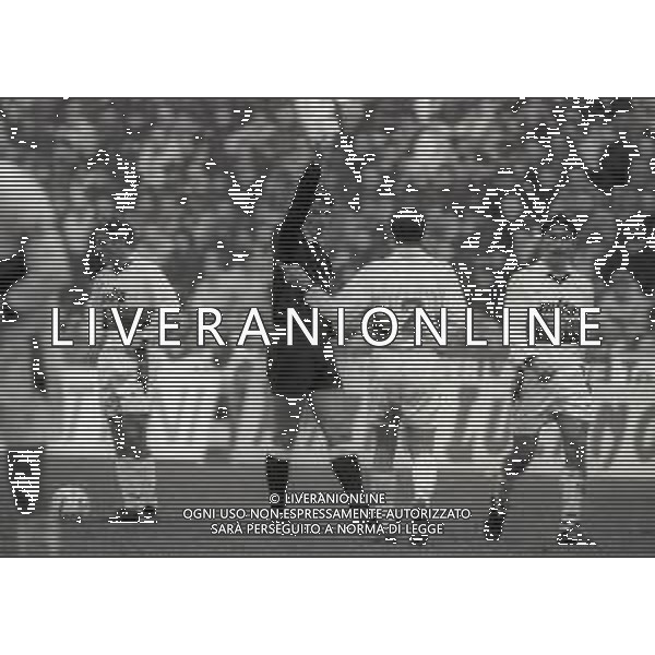 NEG-15-12-1991 MILANO CAMPIONATO DI CALCIO SERIE A INTER-GENOA 2-2 NELLA FOTO L\'ARBITRO MARCELLO NICCHI AMMONISCE VINCENZO TORRENTE AG ALDO LIVERANI SAS