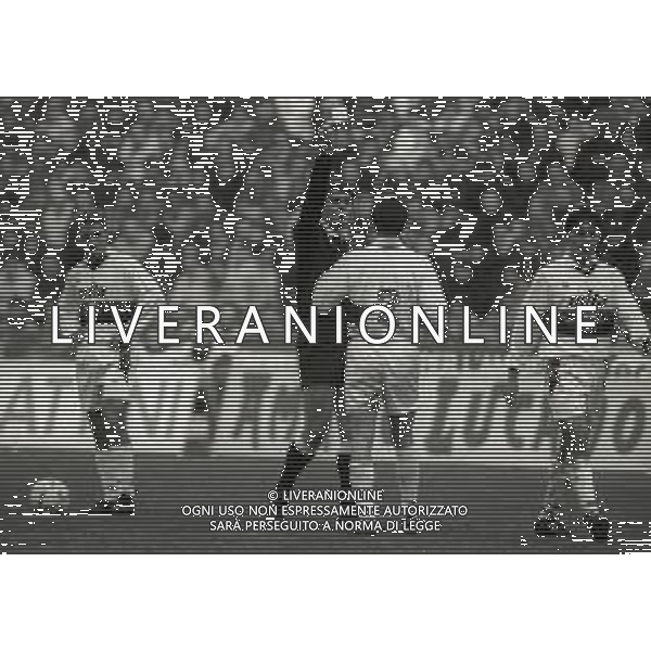 NEG-15-12-1991 MILANO CAMPIONATO DI CALCIO SERIE A INTER-GENOA 2-2 NELLA FOTO L\'ARBITRO MARCELLO NICCHI AMMONISCE VINCENZO TORRENTE AG ALDO LIVERANI SAS