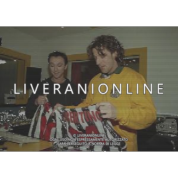 NEG COL-RETROSPETTIVA ALESSANDRO DEL PIERO CALCIATORE NELLA FOTO ALESSANDRO DEL PIERO CON DJ ALBERTINO A RADIO DEEJAY A MILANO IL GIORNO 22-08-1999 AG ALDO LIVERANI SAS