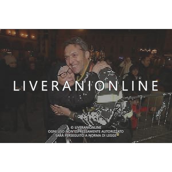 IMOLA 08 12 2025 PIAZZA MATTEOTTI Chiesa celebra la solennita’ dell\'Immacolata Concezione della Beata Vergine Maria NELLA FOTO SUOR MARIA ROSA NOVELLO ABBRACCIA UN VIGILE DEL FUOCO ©SANNA - AGENZIA ALDO LIVERANI SAS