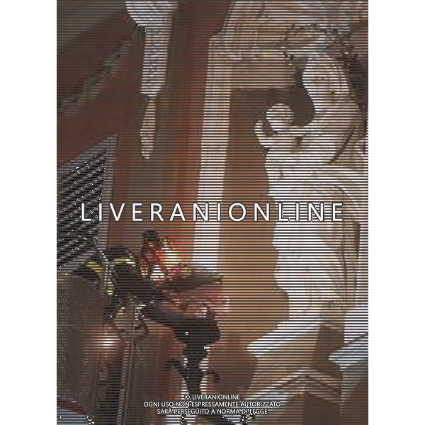 IMOLA 08 12 2025 PIAZZA MATTEOTTI Chiesa celebra la solennita’ dell\'Immacolata Concezione della Beata Vergine Maria NELLA FOTO omaggio floreale da parte di vigili del fuoco all’immagine della Madonna presente sulla facciata del palazzo comunale in piazza Matteotti ©SANNA - AGENZIA ALDO LIVERANI SAS