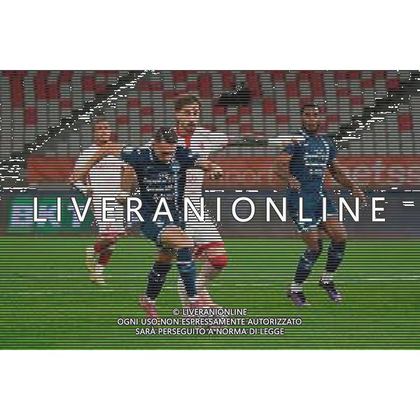 TVEM December 8, 2025 Bari, Italy - SSC Bari vs Pescara Calcio - Italian Soccer Serie B 2025/2026 - San Nicola Stadium. In the pic: Gaetano Letizia of Pescara Calcio in action against Gaetano Castrovilli of SSC Bari ©TVEM Emmanuele Mastrodonato - AGENZIA ALDO LIVERANI SAS