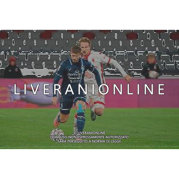 TVEM December 8, 2025 Bari, Italy - SSC Bari vs Pescara Calcio - Italian Soccer Serie B 2025/2026 - San Nicola Stadium. In the pic: Luca Valzania of Pescara Calcio in action against Matthias Verreth of SSC Bari ©TVEM Emmanuele Mastrodonato - AGENZIA ALDO LIVERANI SAS