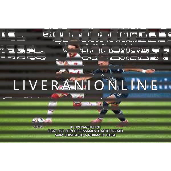 TVEM December 8, 2025 Bari, Italy - SSC Bari vs Pescara Calcio - Italian Soccer Serie B 2025/2026 - San Nicola Stadium. In the pic: Gaetano Castrovilli of SSC Bari in action against Gaetano Letizia of Pescara Calcio ©TVEM Emmanuele Mastrodonato - AGENZIA ALDO LIVERANI SAS