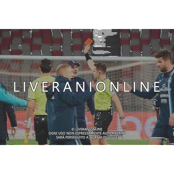 TVEM December 8, 2025 Bari, Italy - SSC Bari vs Pescara Calcio - Italian Soccer Serie B 2025/2026 - San Nicola Stadium. In the pic: coach Vincenzo Vivarini of SSC Bari receives a red card ©TVEM Emmanuele Mastrodonato - AGENZIA ALDO LIVERANI SAS