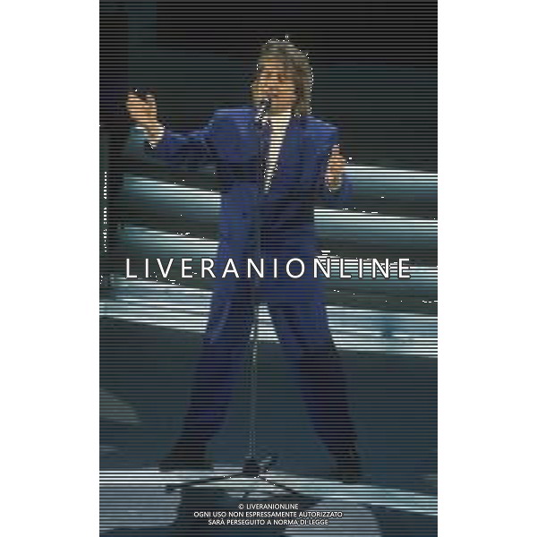 DIAP-RETROSPETTIVA ROD STEWART CANTANTE NELLA FOTO ROD STEWART OSPITE AL FESTIVAL DI SANREMO NELL\'ANNO 1993 AG ALDO LIVERANI SAS