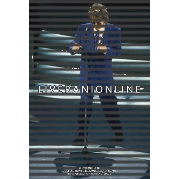 DIAP-RETROSPETTIVA ROD STEWART CANTANTE NELLA FOTO ROD STEWART OSPITE AL FESTIVAL DI SANREMO NELL\'ANNO 1993 AG ALDO LIVERANI SAS