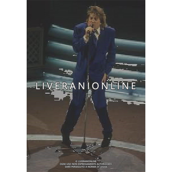 DIAP-RETROSPETTIVA ROD STEWART CANTANTE NELLA FOTO ROD STEWART OSPITE AL FESTIVAL DI SANREMO NELL\'ANNO 1993 AG ALDO LIVERANI SAS