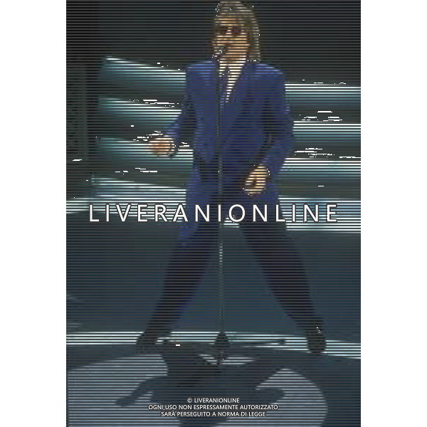 DIAP-RETROSPETTIVA ROD STEWART CANTANTE NELLA FOTO ROD STEWART OSPITE AL FESTIVAL DI SANREMO NELL\'ANNO 1993 AG ALDO LIVERANI SAS
