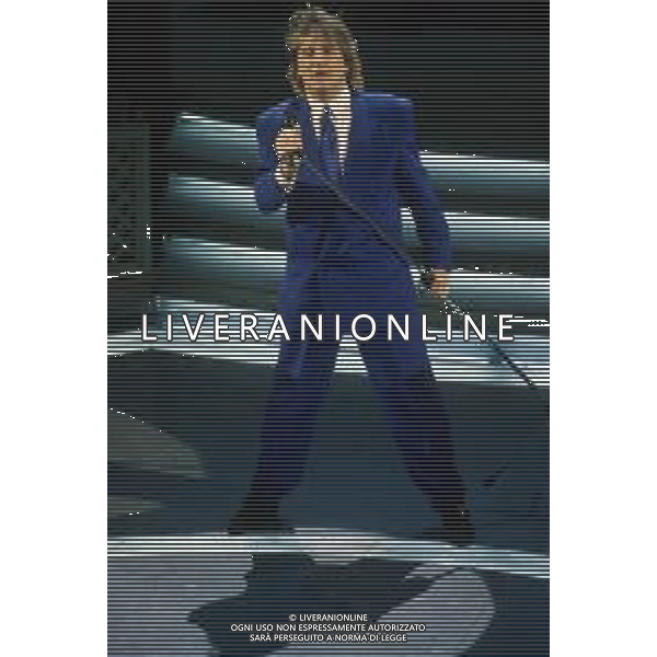 DIAP-RETROSPETTIVA ROD STEWART CANTANTE NELLA FOTO ROD STEWART OSPITE AL FESTIVAL DI SANREMO NELL\'ANNO 1993 AG ALDO LIVERANI SAS