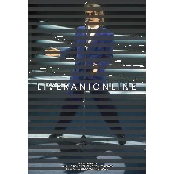 DIAP-RETROSPETTIVA ROD STEWART CANTANTE NELLA FOTO ROD STEWART OSPITE AL FESTIVAL DI SANREMO NELL\'ANNO 1993 AG ALDO LIVERANI SAS