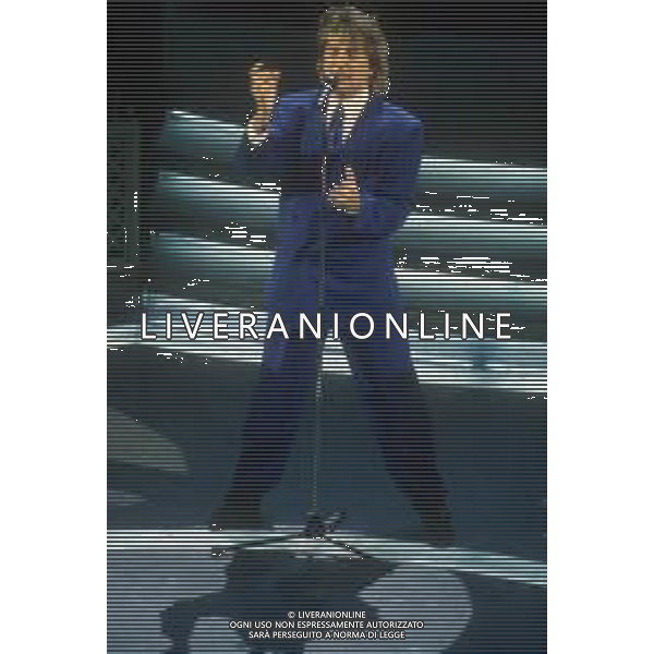 DIAP-RETROSPETTIVA ROD STEWART CANTANTE NELLA FOTO ROD STEWART OSPITE AL FESTIVAL DI SANREMO NELL\'ANNO 1993 AG ALDO LIVERANI SAS