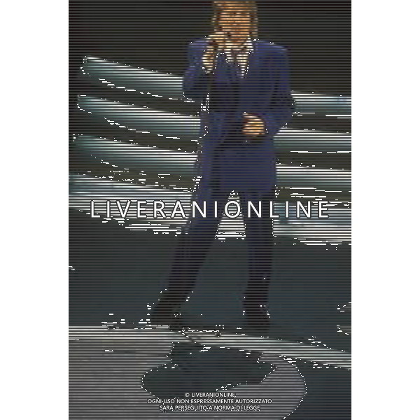 DIAP-RETROSPETTIVA ROD STEWART CANTANTE NELLA FOTO ROD STEWART OSPITE AL FESTIVAL DI SANREMO NELL\'ANNO 1993 AG ALDO LIVERANI SAS