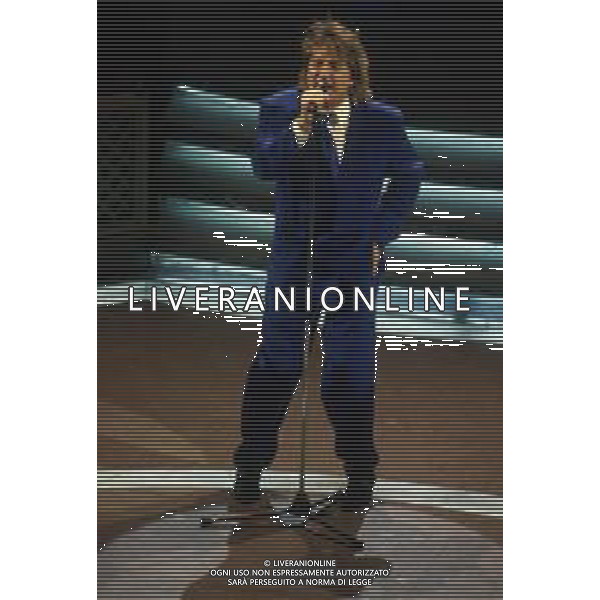 DIAP-RETROSPETTIVA ROD STEWART CANTANTE NELLA FOTO ROD STEWART OSPITE AL FESTIVAL DI SANREMO NELL\'ANNO 1993 AG ALDO LIVERANI SAS