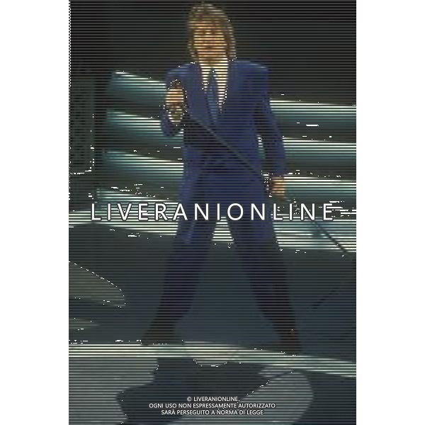 DIAP-RETROSPETTIVA ROD STEWART CANTANTE NELLA FOTO ROD STEWART OSPITE AL FESTIVAL DI SANREMO NELL\'ANNO 1993 AG ALDO LIVERANI SAS