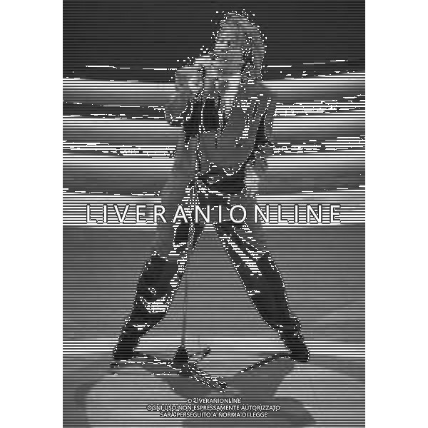 NEG-RETROSPETTIVA ROD STEWART CANTANTE NELLA FOTO ROD STEWART OSPITE AL FESTIVAL DI SANREMO NELL\'ANNO 1993 AG ALDO LIVERANI SAS