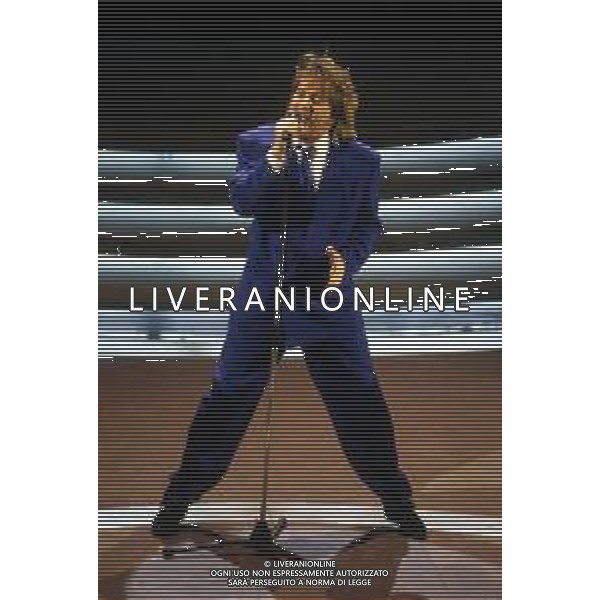DIAP-RETROSPETTIVA ROD STEWART CANTANTE NELLA FOTO ROD STEWART OSPITE AL FESTIVAL DI SANREMO NELL\'ANNO 1993 AG ALDO LIVERANI SAS