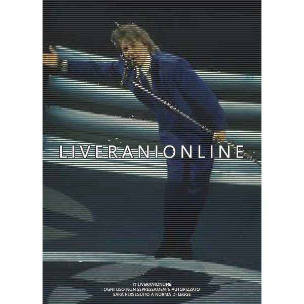 DIAP-RETROSPETTIVA ROD STEWART CANTANTE NELLA FOTO ROD STEWART OSPITE AL FESTIVAL DI SANREMO NELL\'ANNO 1993 AG ALDO LIVERANI SAS