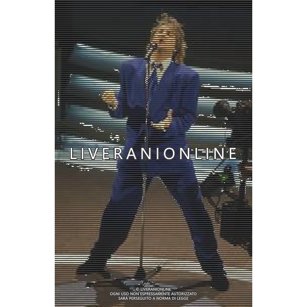 DIAP-RETROSPETTIVA ROD STEWART CANTANTE NELLA FOTO ROD STEWART OSPITE AL FESTIVAL DI SANREMO NELL\'ANNO 1993 AG ALDO LIVERANI SAS