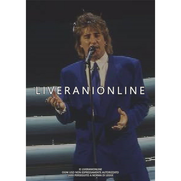 DIAP-RETROSPETTIVA ROD STEWART CANTANTE NELLA FOTO ROD STEWART OSPITE AL FESTIVAL DI SANREMO NELL\'ANNO 1993 AG ALDO LIVERANI SAS