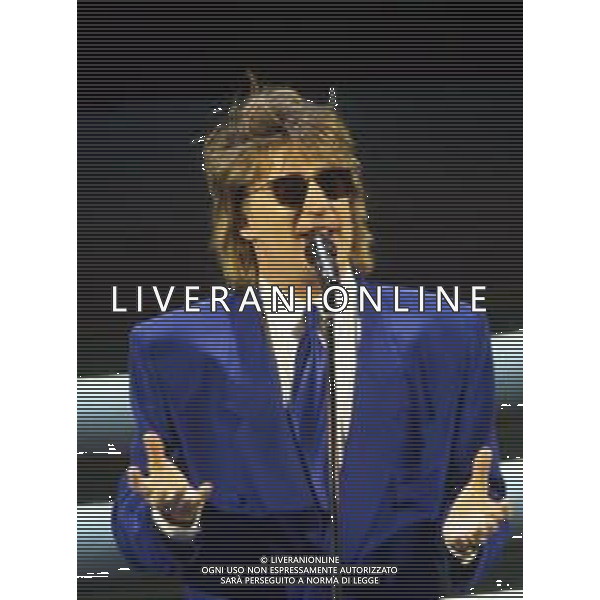 DIAP-RETROSPETTIVA ROD STEWART CANTANTE NELLA FOTO ROD STEWART OSPITE AL FESTIVAL DI SANREMO NELL\'ANNO 1993 AG ALDO LIVERANI SAS