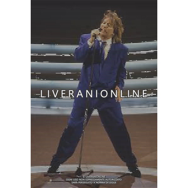 DIAP-RETROSPETTIVA ROD STEWART CANTANTE NELLA FOTO ROD STEWART OSPITE AL FESTIVAL DI SANREMO NELL\'ANNO 1993 AG ALDO LIVERANI SAS