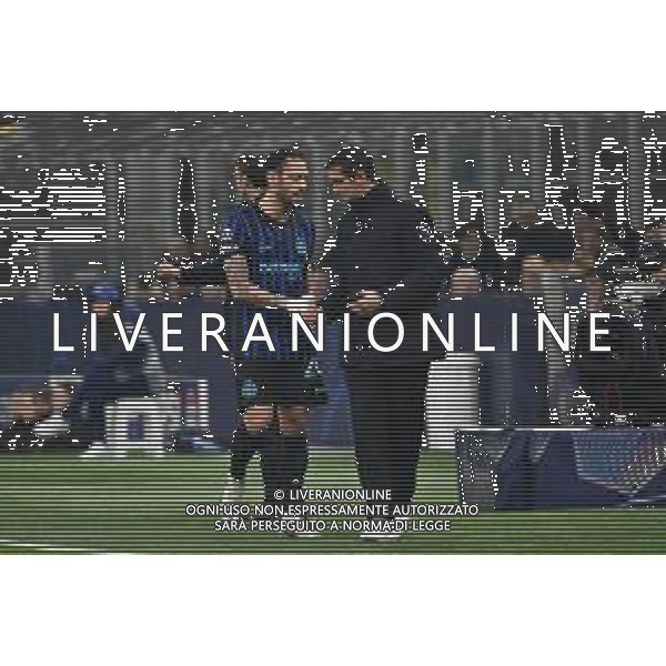 Inter vs Liverpool nella foto Hakan Calhanoglu (Inter) esce per infortunio, a DX Cristian Chivu allenatore Inter Milano 09-12-2025 Stadio Giuseppe Meazza - San Siro Inter vs Liverpool UEFA Champions League fase a girone unico - 6a giornata foto Roberto Garavaglia/Agenzia Aldo Liverani sas