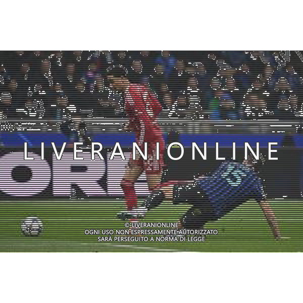 Inter vs Liverpool nella foto il momento dell\'infortunio di Francesco Acerbi (Inter) Milano 09-12-2025 Stadio Giuseppe Meazza - San Siro Inter vs Liverpool UEFA Champions League fase a girone unico - 6a giornata foto Roberto Garavaglia/Agenzia Aldo Liverani sas