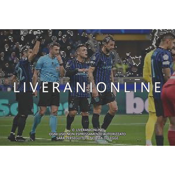 Inter vs Liverpool nella foto Francesco Acerbi (Inter) esce infortunato Milano 09-12-2025 Stadio Giuseppe Meazza - San Siro Inter vs Liverpool UEFA Champions League fase a girone unico - 6a giornata foto Roberto Garavaglia/Agenzia Aldo Liverani sas