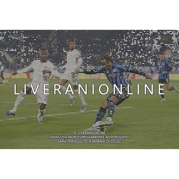 Ademola Lookman of Atalanta BC competes for the ball with Moises Caicedo of Chelsea FC during Atalanta BC vs Chelsea FC, Champions League 2025-26 League phase, Matchday 6°, game at New Balance Arena in Bergamo (BG), Italy, on Dicember 09, 2025. (Photo by Davide Casentini)- AGENZIA ALDO LIVERANI SAS