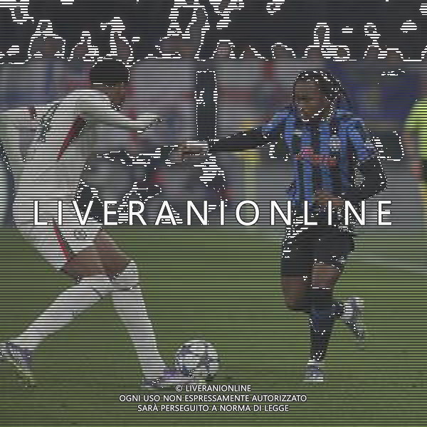 Ademola Lookman of Atalanta BC battle for the ball with Joshua Acheampong of Chelsea FC during Atalanta BC vs Chelsea FC, Champions League 2025-26 League phase, Matchday 6°, game at New Balance Arena in Bergamo (BG), Italy, on Dicember 09, 2025. (Photo by Davide Casentini)- AGENZIA ALDO LIVERANI SAS