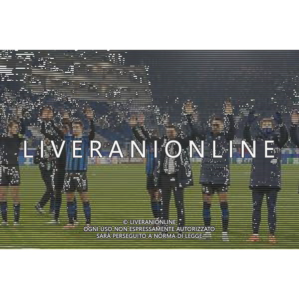 Atalanta players and Raffaele Palladino Head Coach of Atalanta BC celebrate the victory at the end of Atalanta BC vs Chelsea FC, Champions League 2025-26 League phase, Matchday 6°, game at New Balance Arena in Bergamo (BG), Italy, on Dicember 09, 2025. (Photo by Davide Casentini)- AGENZIA ALDO LIVERANI SAS