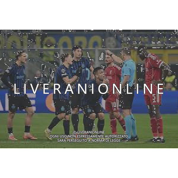 Inter vs Liverpool nella foto giocatori Inter protestano con l\'arbitro Felix Zwayer (GER) Milano 09-12-2025 Stadio Giuseppe Meazza - San Siro Inter vs Liverpool UEFA Champions League fase a girone unico - 6a giornata foto Roberto Garavaglia/Agenzia Aldo Liverani sas