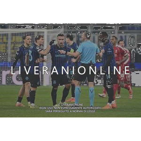 Inter vs Liverpool nella foto giocatori Inter protestano con l\'arbitro Felix Zwayer (GER) Milano 09-12-2025 Stadio Giuseppe Meazza - San Siro Inter vs Liverpool UEFA Champions League fase a girone unico - 6a giornata foto Roberto Garavaglia/Agenzia Aldo Liverani sas