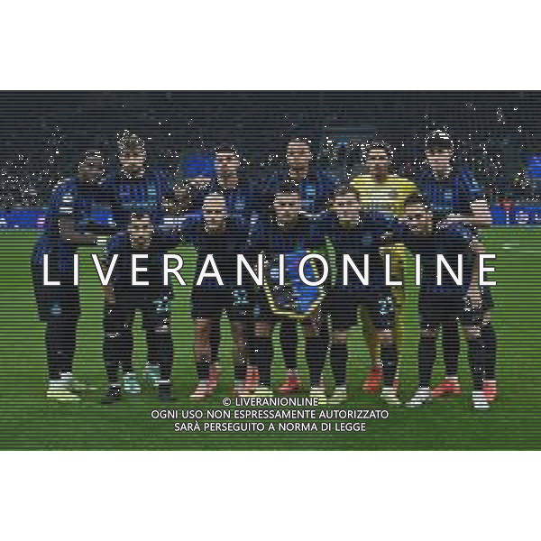 Inter vs Liverpool nella foto formazione Inter, in piedi da SX Marcus Thuram (Inter), Francesco Acerbi (Inter), Luis Henrique de Lima (Inter), Manuel Akanji (Inter), Yann Sommer (Inter) e Alessandro Bastoni (Inter); in basso da SX Henrikh Mkhitaryan (Inter), Federico Dimarco (Inter), Lautaro Martinez (Inter), Nicolò Barella (Inter) e Hakan Calhanoglu (Inter) Milano 09-12-2025 Stadio Giuseppe Meazza - San Siro Inter vs Liverpool UEFA Champions League fase a girone unico - 6a giornata foto Roberto Garavaglia/Agenzia Aldo Liverani sas