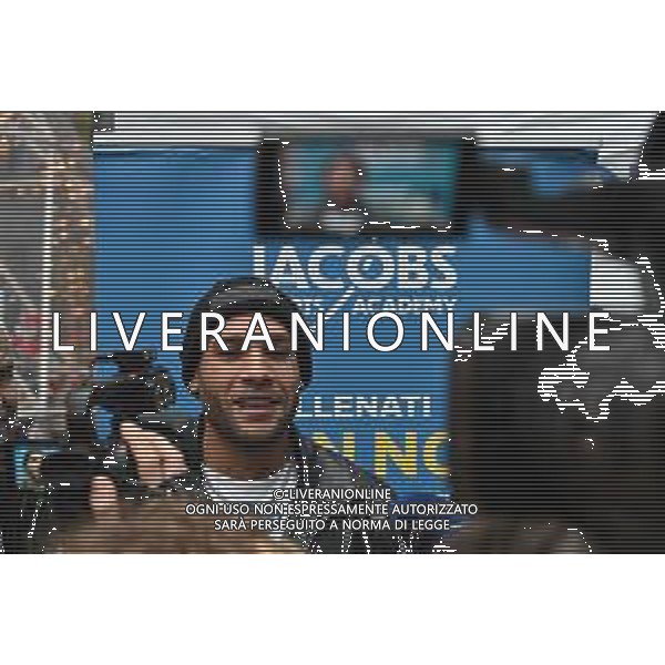 TVRG incontro Marcell Jacobs nella foto Marcell Jacobs Milano 10-12-2025 Il campipone olimpico Marcell Jacobs incontra e dialoga con alcuni studenti sotto il Palazzo della Regione, in piazza Città di Lombardia foto Roberto Garavaglia/Agenzia Aldo Liverani sas