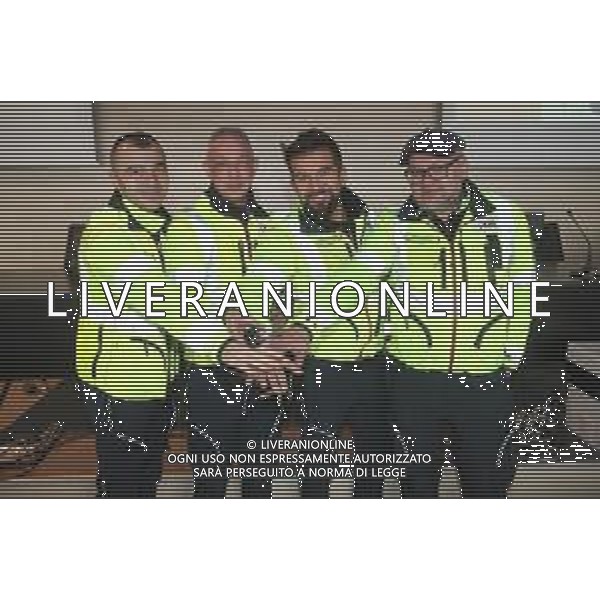 IMOLA 11 12 2025 piazzale antistante il Pronto Soccorso dell’Ospedale S. Maria della Scaletta (Imola). cerimonia di donazione della nuova ambulanza al territorio imolese da parte della Cooperativa Trasporti Imola.NELLA FOTO NICOLA TANCREDI COORDINATORE SOCCORSI E TRASPORTI 118 AUSL IMOLA EXTRAOSPEDALIERI CON GLI AUTISTI DELLE AMBULANZE ©SANNA - AGENZIA ALDO LIVERANI SAS