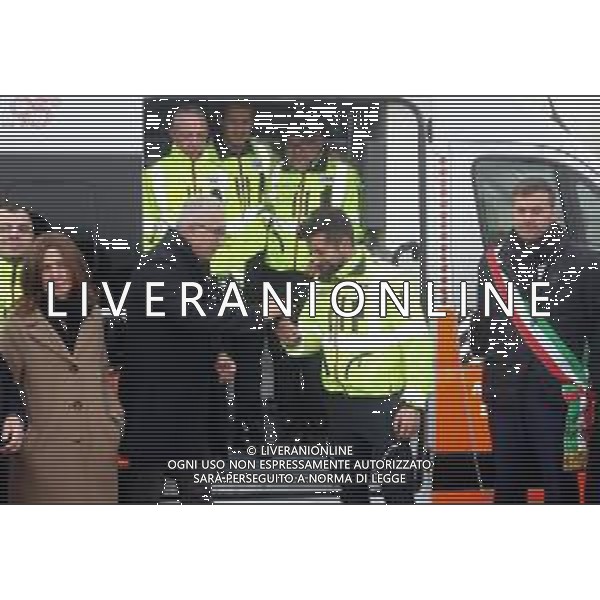 IMOLA 11 12 2025 piazzale antistante il Pronto Soccorso dell’Ospedale S. Maria della Scaletta (Imola). cerimonia di donazione della nuova ambulanza al territorio imolese da parte della Cooperativa Trasporti Imola.NELLA FOTO GIULIANO CAMORANI PRESIDENTE COOPERATIVA TRASPORI IMOLA CONSEGNA LE CHIAVI DELL\'AMBULANZA A NICOLA TANCREDI COORDINATORE SOCCORSI E TRASPORTI EXTRAOSPEDALIERI 118 AUSLI IMOLA ©SANNA - AGENZIA ALDO LIVERANI SAS