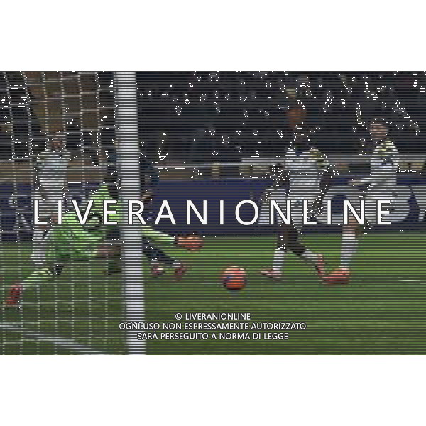 Parma vs Lazio Campionato Serie A Enilive - 15 Giornata Stadio Tardini - Parma 13-12-2025 nella foto Corvi si oppone a Castellanos Foto Federico Gaetano - ag Aldo liverani ©Federico Gaetano - AGENZIA ALDO LIVERANI SAS